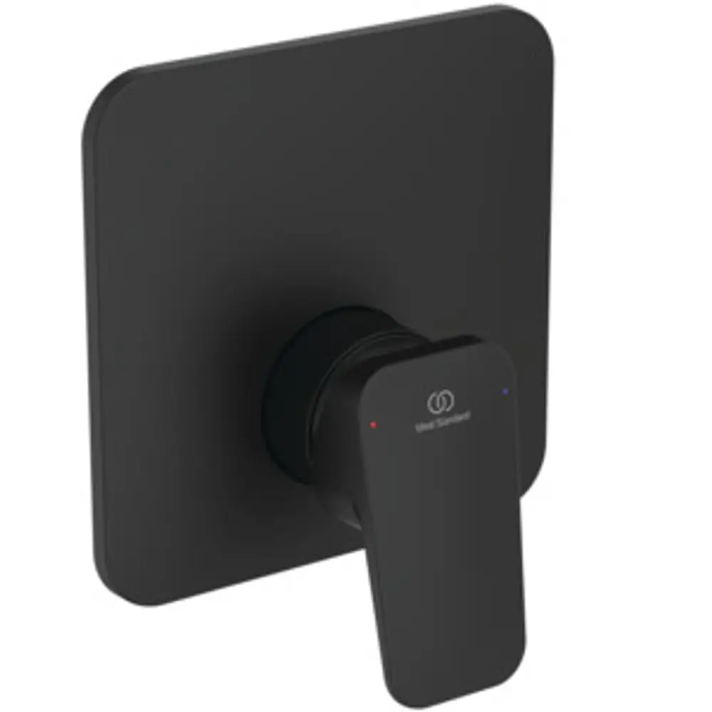 Schwarze Brausearmatur von Ideal Standard mit einem minimalistischen Design und einem Drehhebel zur Temperatur- und Durchflussregelung. Montiert auf einer quadratischen Wandplatte.